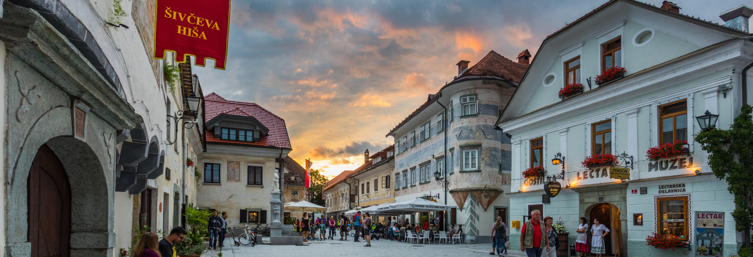 Radovljica_linhartov_trg_jost_gantar